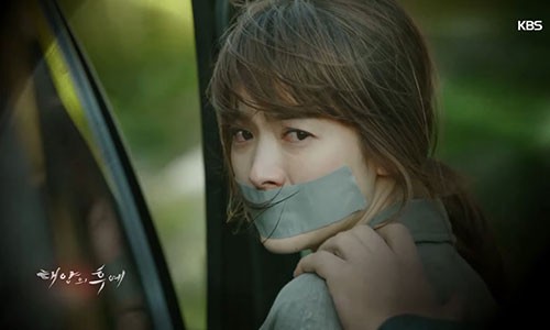 Song Hye Kyo bi bat coc trong Hau due cua mat troi-Hinh-2